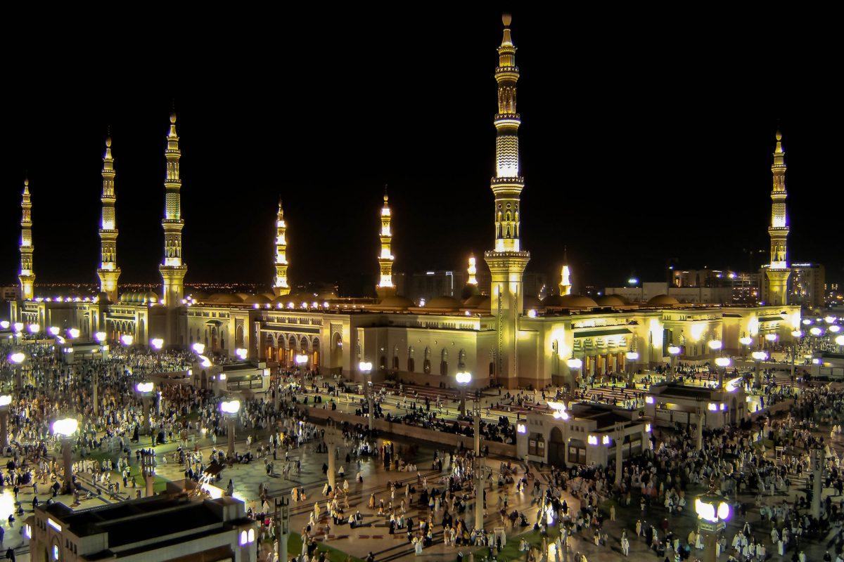 Thousands of believers make a pilgrimage to the Prophet's Mosque in Medina, Islam's second holiest mosque after Mecca, Saudi Arabia - © ahmad faizal yahya/Shutterstock