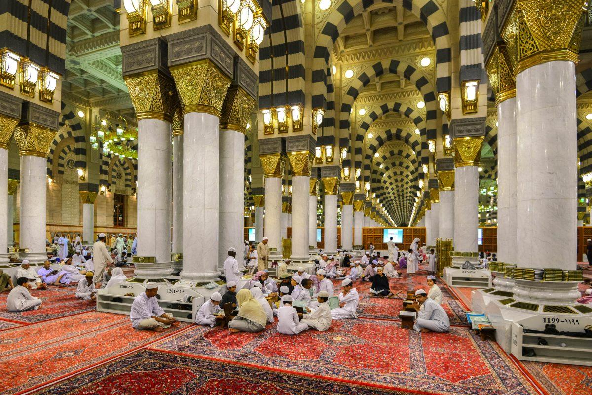 Magnificent prayer hall of the Prophet's Mosque in Medina, Saudi Arabia - © abuirfan78 / Shutterstock